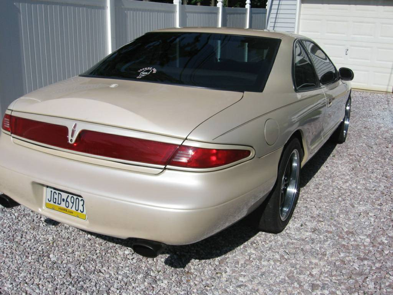 Illustration for article titled For $25,000, Would You Like To Wake Up Next To This 1998 Lincoln Mark VIII “Sleeper?“
